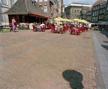 838932 Gezicht op de bestrating van de Kalisbrug op de Vismarkt te Utrecht. Op de achtergrond een caféterras.